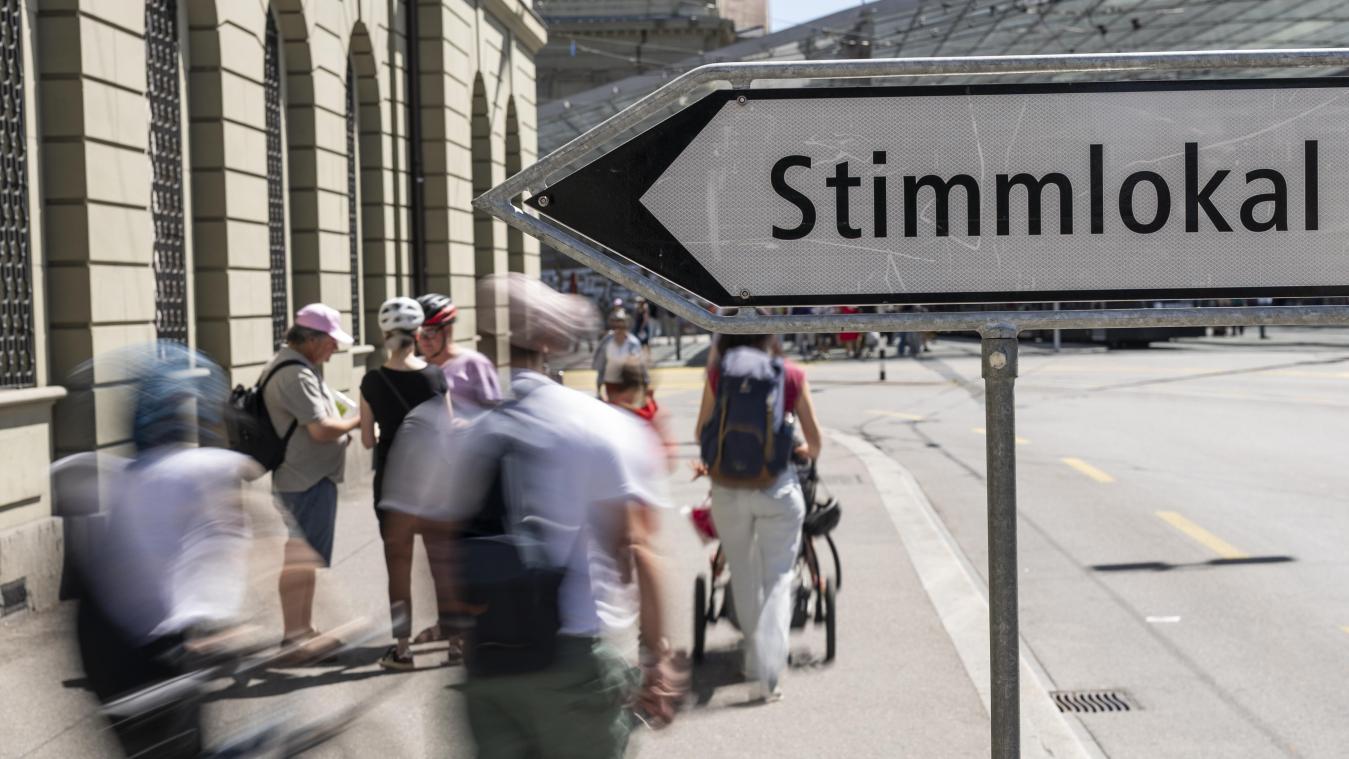 <p>Am Wahlsonntag sind die Menschen zum Wahllokal in der Nähe des Bahnhofs in Bern geströmt, wo über die Initiative „Nein zur 10-Millionen-Schweiz“ und das Zivilschutzgesetz abgestimmt wurde.</p>