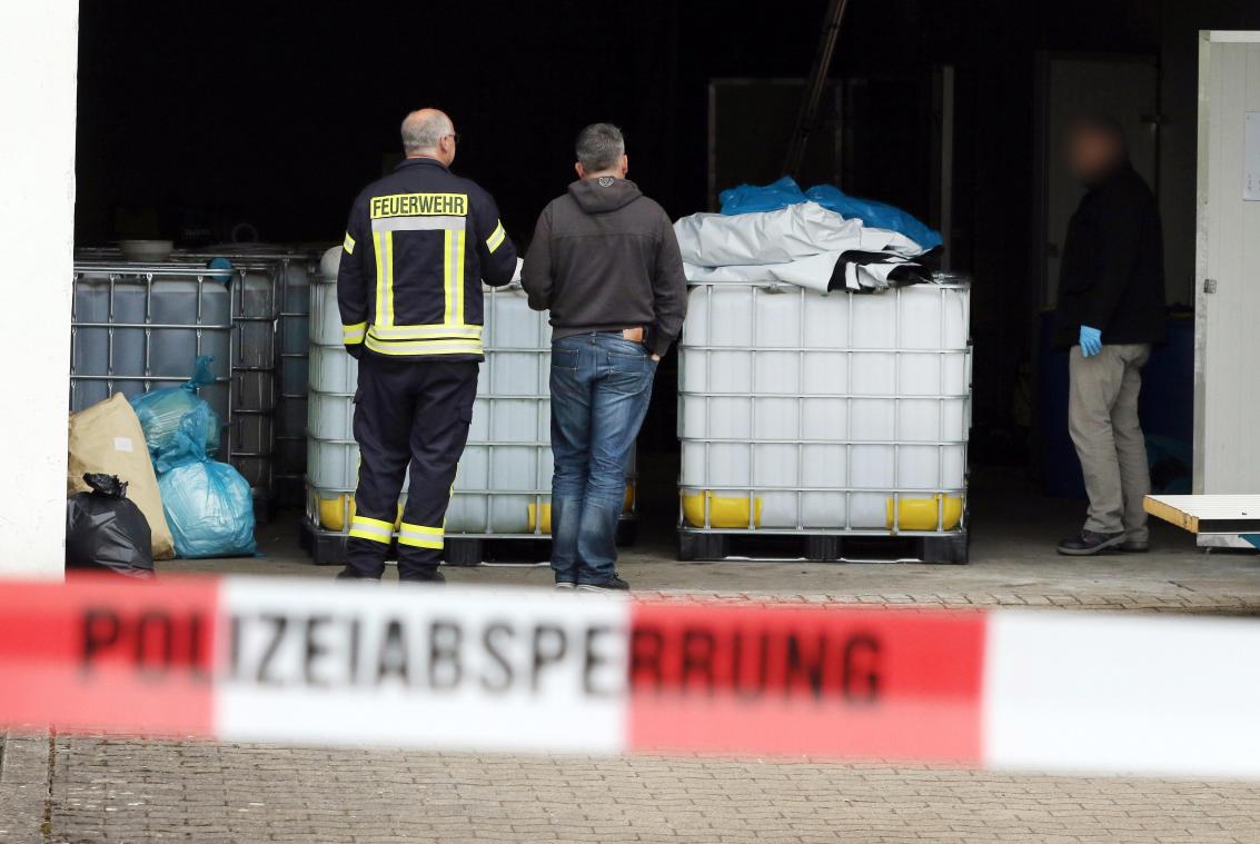 <p>Feuerwehr und Ermittler untersuchen Chemikalien in einer Lagerhalle. Die in Eupen Angeklagten hatten nach Ansicht der Staatsanwaltschaft ein Drogenlabor vorbereitet, das lin einem ehemaligen NATO-Bunker bei Bonn eingerichtet werden sollte.</p>