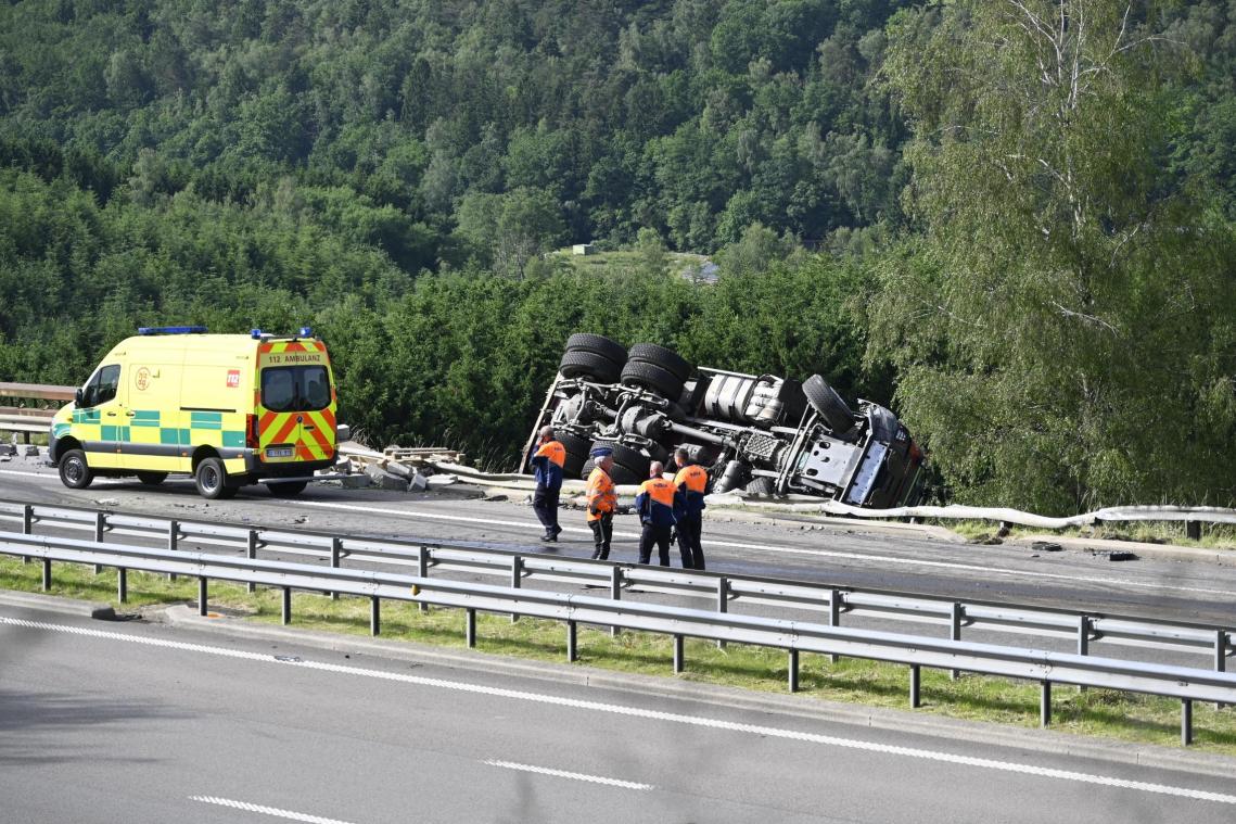 <p>Einer der beteiligten Lkw kippte um und drohte einen Abhang hinabzustürzen.</p>