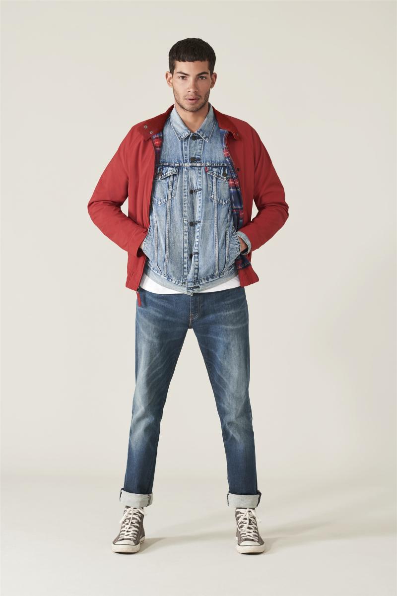 <p>Levi’s setzt bei einer Jeanskombination auf eine rote Jacke</p>