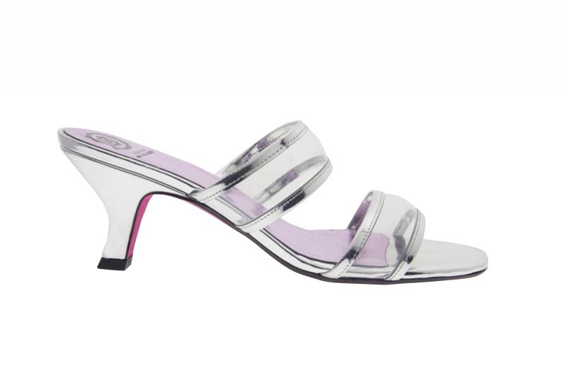 <p>Ein Hauch von Cinderella: Transparente Elemente sind bei Schuhen im Sommer angesagt. Bei dem Modell von Ursula Mascarósinddie RiemchenindiesemStilgehalten.</p>