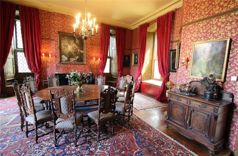 <p>Prunkvoller Saal auf Schloss Vorden – Besucher können die Innenräume bestaunen.</p>