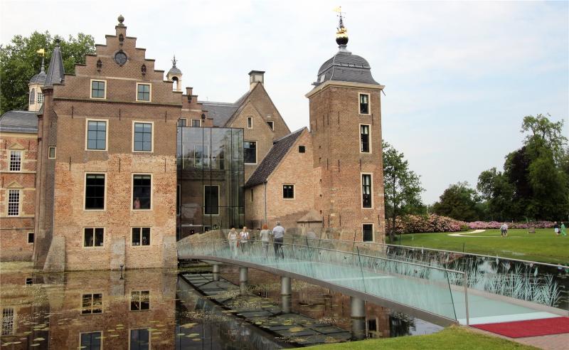 <p>Schloss Ruurlo mit gläserner Brücke – hier ist ein Kunstmuseum untergebracht.</p>