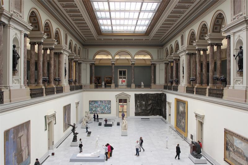 <p>Blick in den Lichthof der Königlichen Museen. Hier können Besucher sich immerhin fünf Bruegel-Gemälde anschauen.</p>