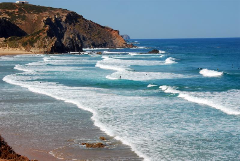 <p>Breit und lang rauschen die Wellen heran. Die ursprüngliche Westküste der Algarve ist ein Traum für Wanderer und Surfer.</p>