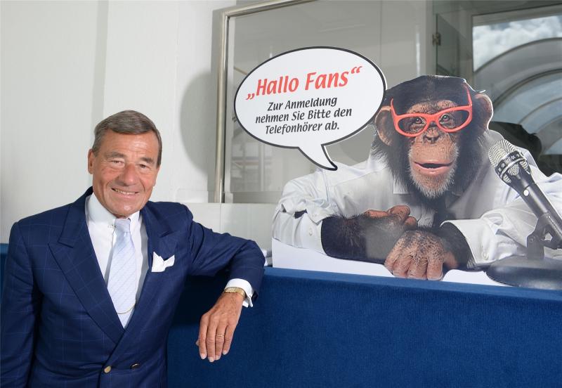 <p>Geschäftsführer Wolfgang Grupp des Bekleidungsunternehmens Trigema posiert neben einem Werbeschild mit dem aus seiner Werbung bekannten Affen.</p>