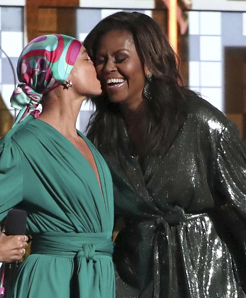 <p>Moderatorin Alicia Keys (l.) mit Überraschungsgast Michelle Obama (r.) auf der Bühne bei den Grammys 2019</p>