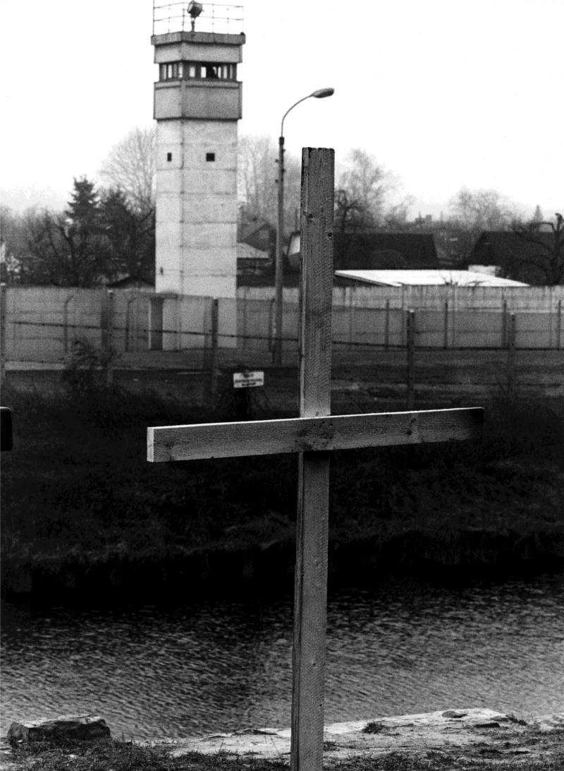 <p>1989: Ein schlichtes Holzkreuz erinnert vor dem Teltow-Kanal im Bezirk Neukölln an den von DDR-Grenzsoldaten erschossenen Chris Gueffroy.</p>