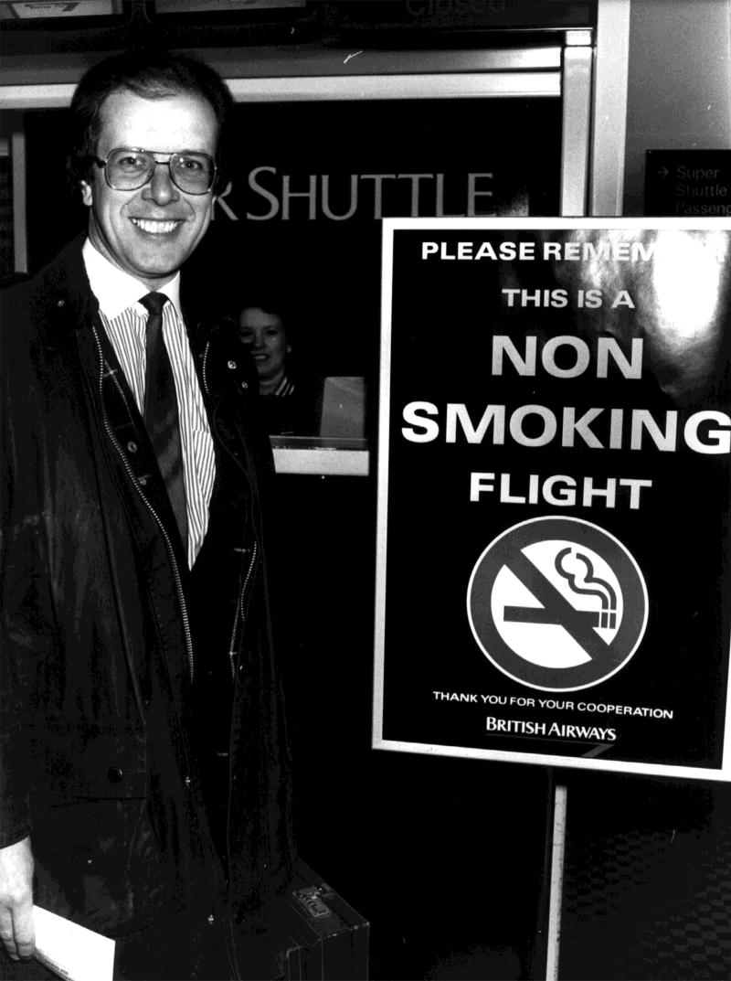<p>Nichtraucher John Robinson geht auf dem Frankfurter Flughafen Heathrow lächelnd an Bord eines Nichtraucher-Fluges.</p>
