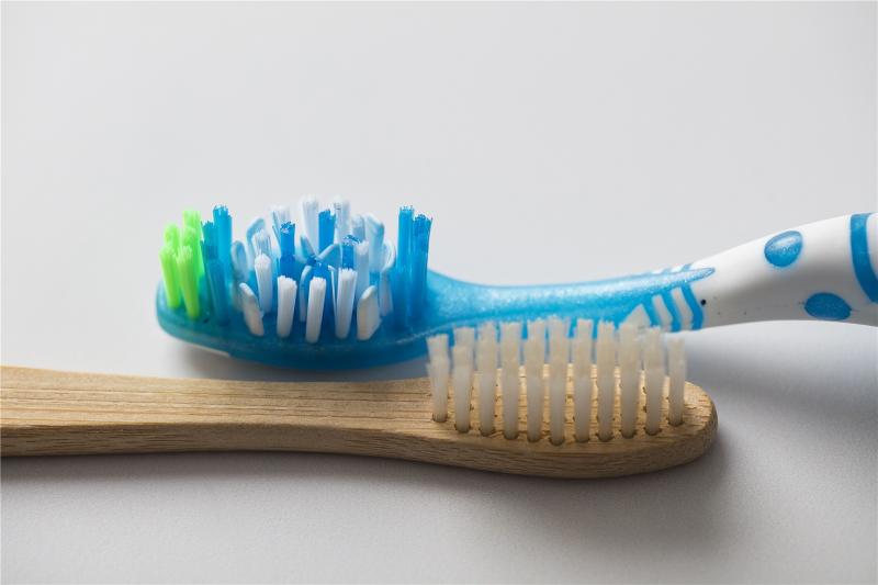 <p>Eine Zahnbürste aus Bambus wird als Plastikalternative immer beliebter.</p>