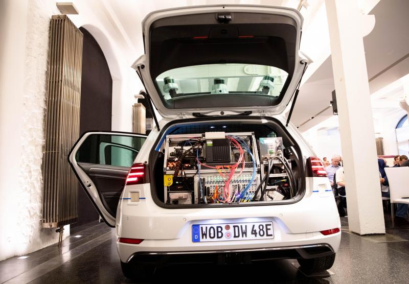 <p>Der VW-Konzern stellte seine erste Teststrecke für autonomes Fahren in einer Großstadt vor. Ab sofort sollen fünf Elektro-Golf autonom in Hamburg unterwegs sein.</p>