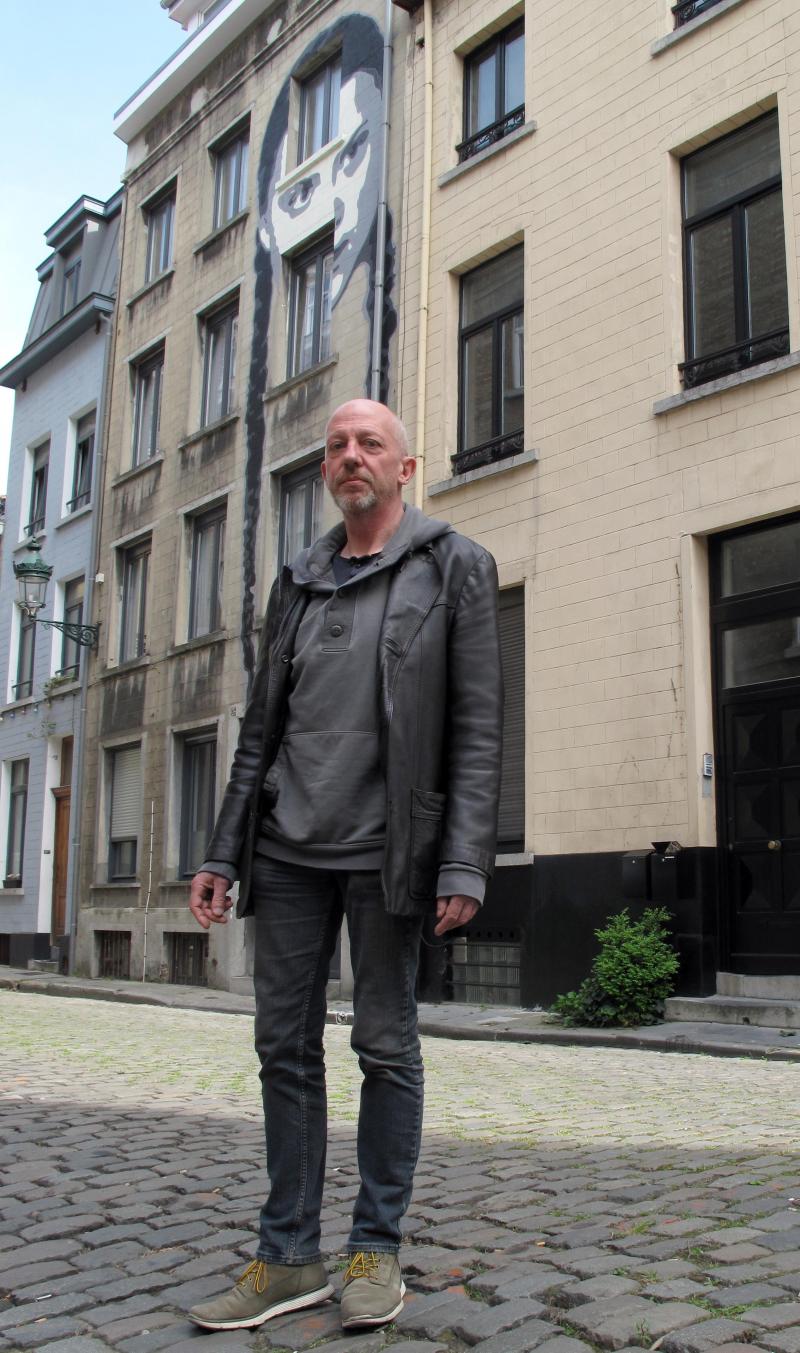 <p>Der belgische Künstler Encq steht vor einem Haus, auf dessen Fassade er das Gesicht von Greta Thunberg gesprayt hat.</p>
