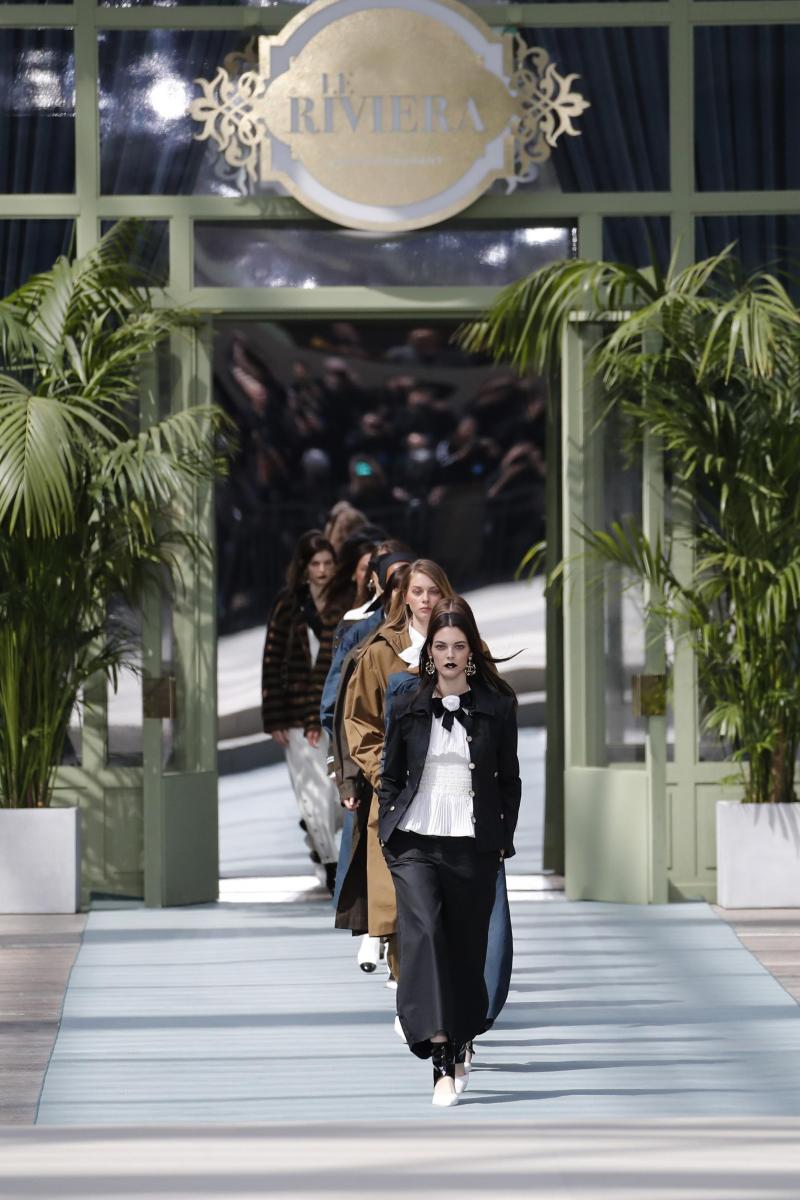 <p>Models tragen Kreationen bei der Chanel Cruise Show für 2019/2020. Es ist die erste Kollektion von Chanel, die ohne die Mitwirkung des verstorbenen Designers Karl Lagerfeld entstanden ist.</p>