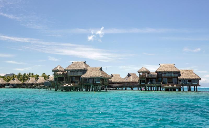 <p>Sündhaft teure Hotels: Diese Überwasser-Villen gehören zu einem luxuriösen Resort auf Bora Bora.</p>