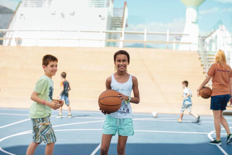 <p>Basketball auf hoher See? Auf Kreuzfahrtschiffen gibt es für Kinder genug Möglichkeiten, sich auszutoben.</p>