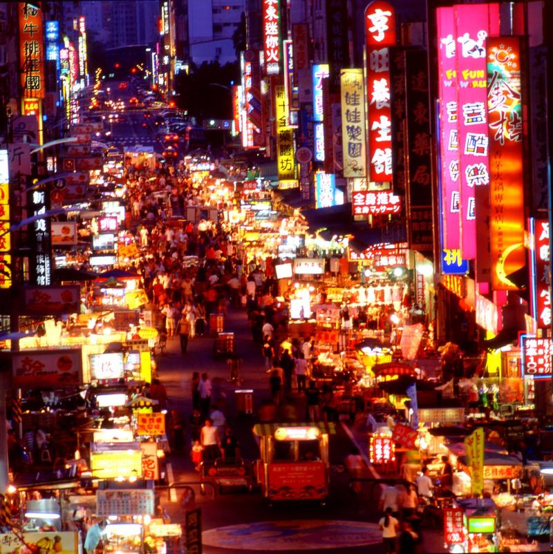 <p>Funkelnde Lichter, fremde Schriftzeichen und ein Gewimmel an Menschen: So erleben viele Reisende aus Europa die Nachtmärkte in Taiwan.</p>