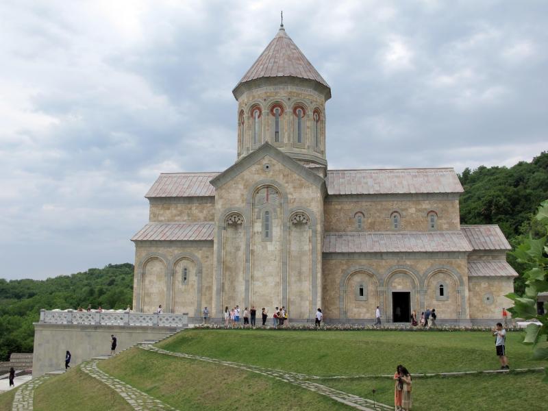 <p>Im Nonnenkloster Bodbe wurde neben der Grabkirche der Heiligen Nino über viele Jahre eine neue Kirche gebaut.</p>