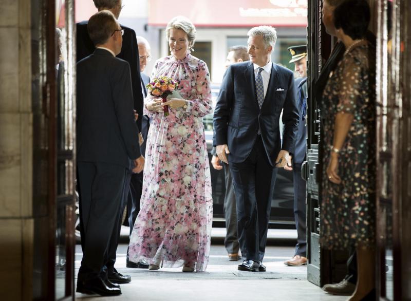 <p>Das Königspaar beim Betreten des Palastes der Schönen Künste.</p>