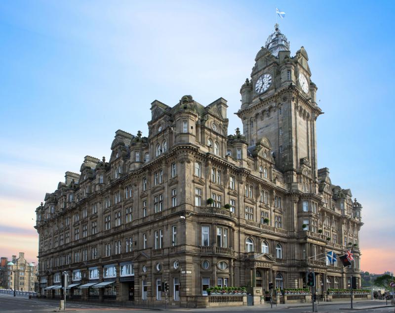 <p>Das Hotel „Balmoral“ in Edinburgh ist ein imposanter Bau, der auch in einem Harry-Potter-Roman Platz haben könnte.</p>