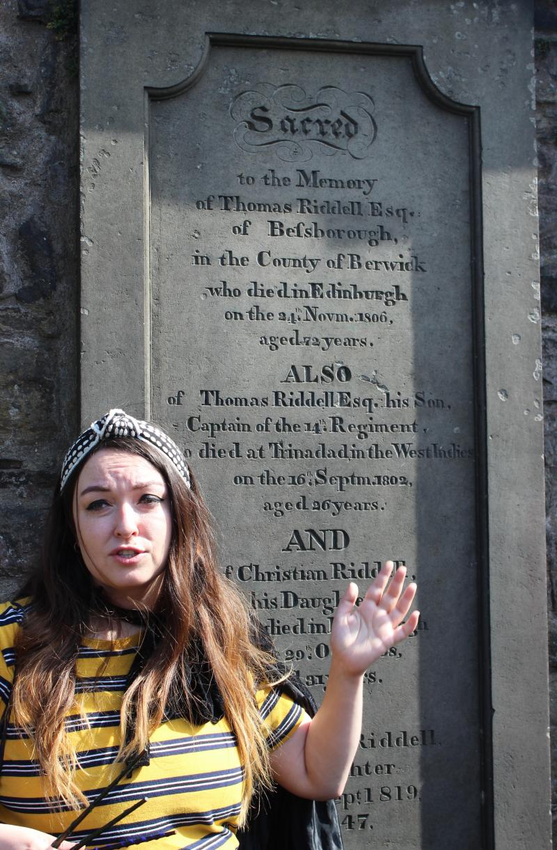 <p>Guide Gemma präsentiert das Grab von „Thomas Riddell“. Das ist - etwas anders buchstabiert - der bürgerliche Name von Lord Voldemort: Tom Riddle.</p>