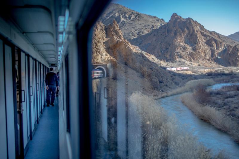 <p>Der Ost-Express führt auf seinem Weg von Ankara nach Kars durch schöne, teils karge Landschaften.</p>