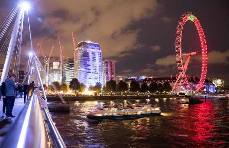 <p>Das London Eye an der Themse in London in der Abenddämmerung.</p>
