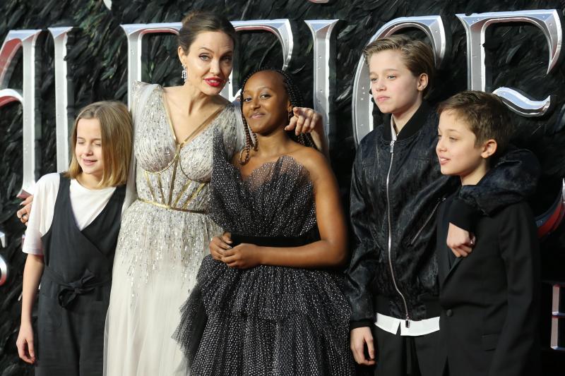 <p>Angelina Jolie mit ihren Kindern auf dem roten Teppich bei der Premiere des Films in London.</p>