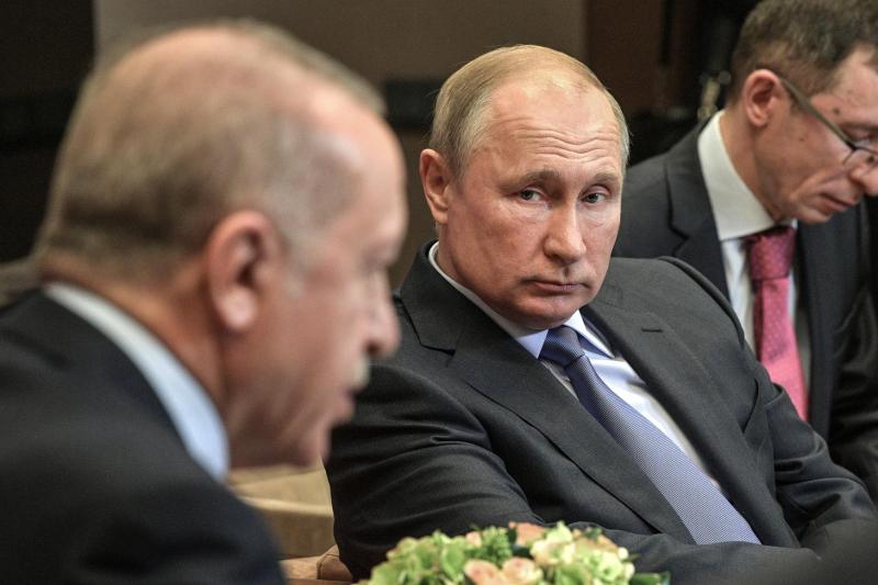 <p>Wladimir Putin (M.) sitzt mit Recep Tayyip Erdogan in der Bocharov Ruchei Residenz zusammen. In Sotschi beriet sich Erdogan mit seinem russischen Amtskollegen über die Entwicklungen in Syrien.</p>
