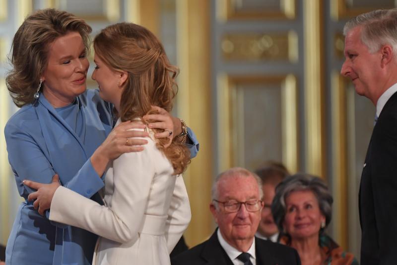 <p>Königin Mathilde umarmt ihre Tochter.</p>