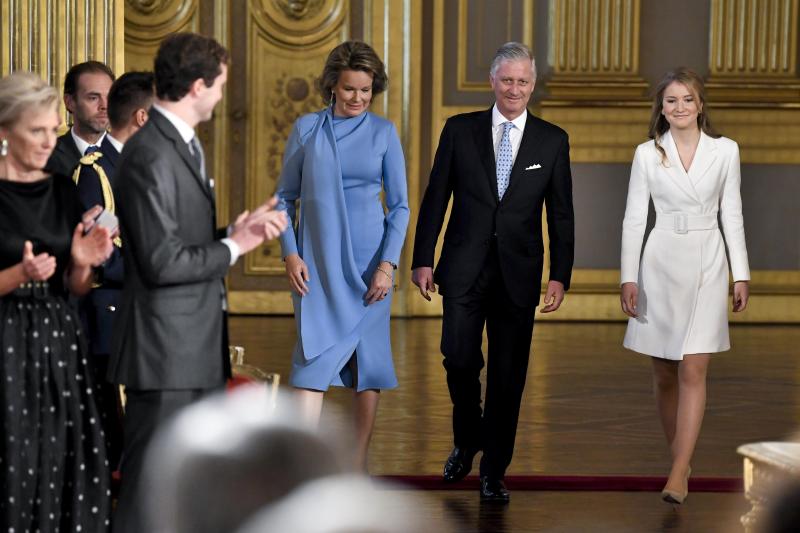 <p>Das Königspaar und ihre Tochter betreten den Saal.</p>