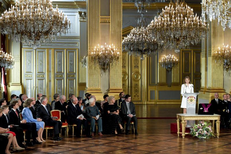 <p>Prinzessin Elisabeth hält ihre Ansprache vor großem Publikum.</p>
