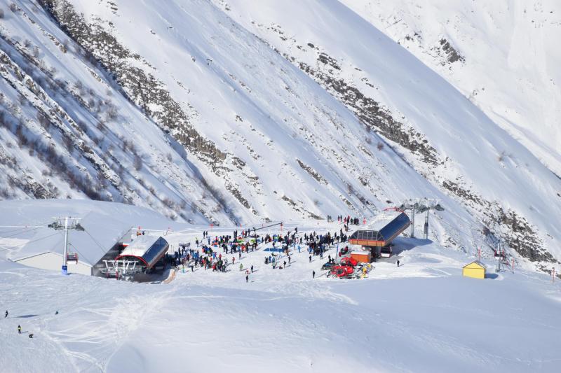 <p>Seit Januar 2019 fährt im Skigebiet Gudauri eine neue Gondelbahn auf den Kobi Pass hinauf.</p>