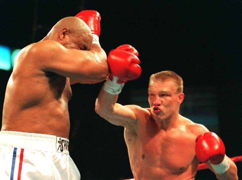 <p>22.04.1995, USA, Las Vegas: Axel Schulz (r.) boxt in der MGM Arena.</p>