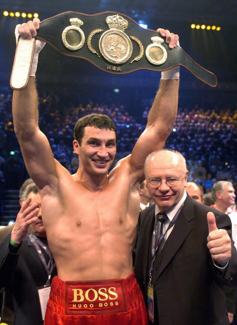 <p>Der ukrainische Boxer Wladimir Klitschko (l.) jubelt mit seinem Box-Promoter Klaus-Peter Kohl im Ring (2003).</p>