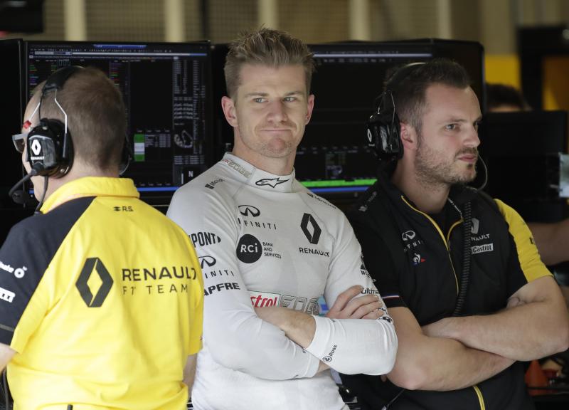 <p>Nico Hülkenberg (M.) aus Deutschland vom Team Renault steht in einer Garage nach seinem ersten freien Training.</p>