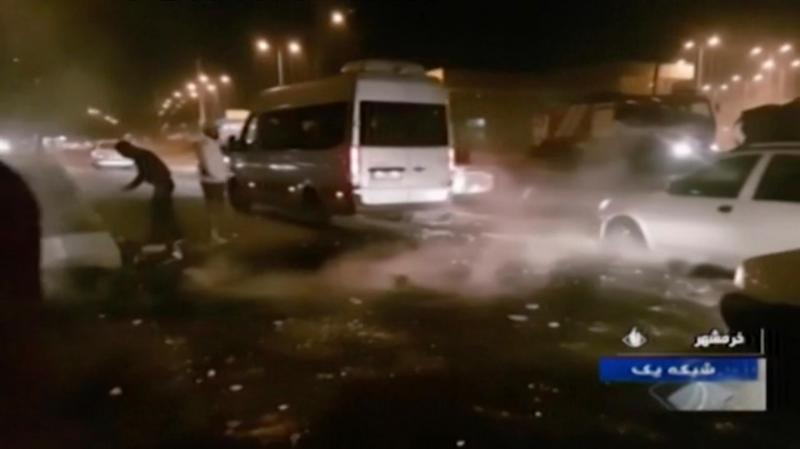 <p>Dieses vom Islamic Republic of Iran Broadcasting zur Verfügung gestellte Bild (Videoaufnahme) zeigt Demonstranten auf einer Straße.</p>