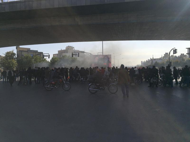<p>Straßen der Innenstadt werden von Demonstranten gesperrt.</p>