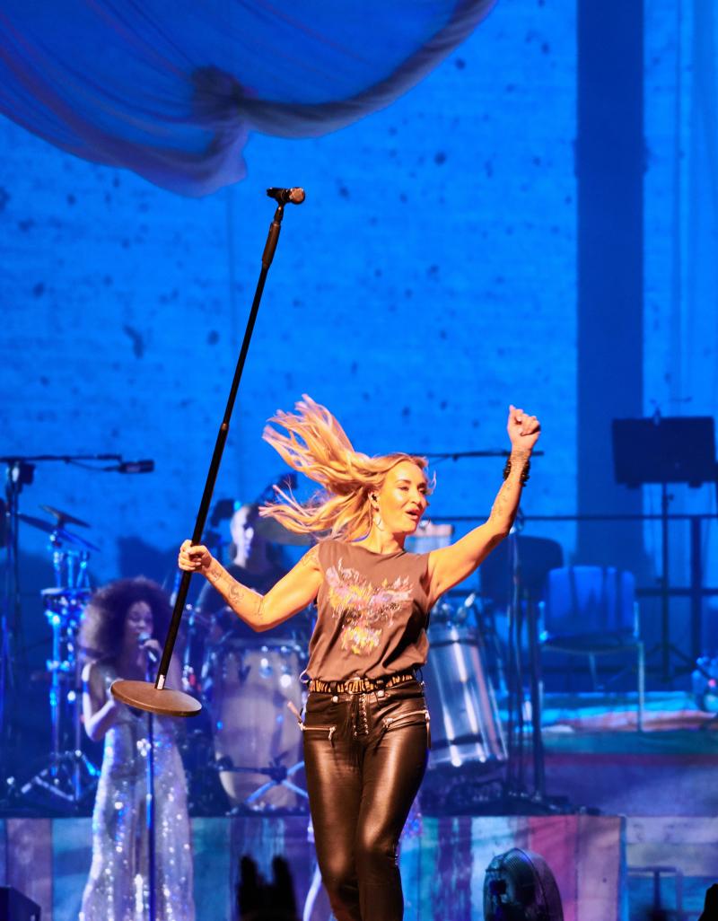 <p>Sarah Connor singt auf der Bühne in der Mercedes Benz Arena.</p>