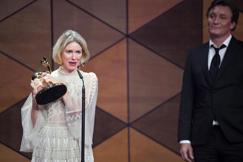 <p>Naomi Watts erhält von dem Laudator Oliver Masucci die Auszeichnung in der Kategorie §Schauspielerin International“.</p>