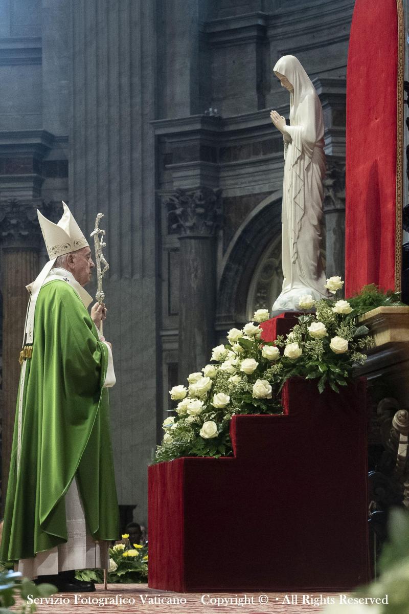 <p>Papst Franziskus stand lange vor der Statue der Jungfrau Maria.</p>