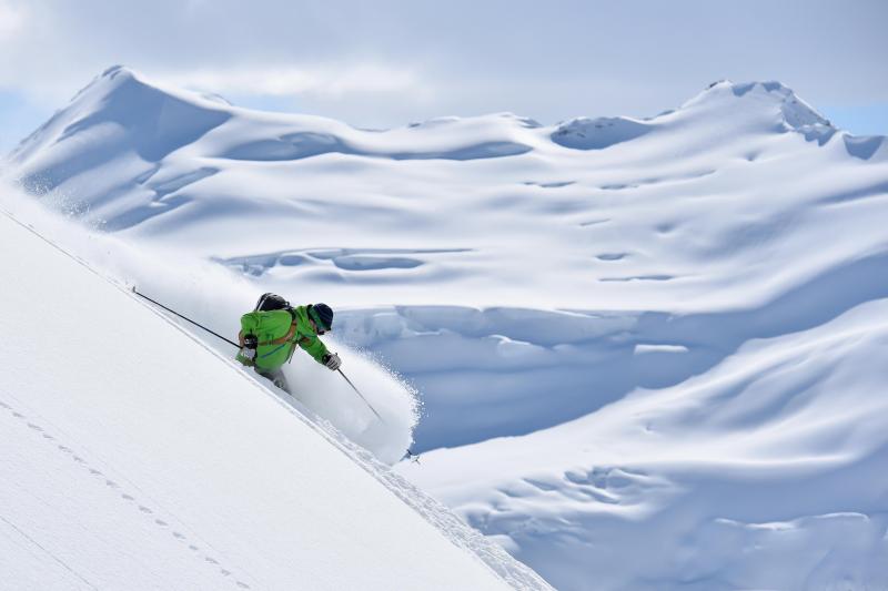 <p>Hüfttief im Powder versinken: Von solchen Abfahrten abseits der Piste träumen viele Skifahrer.</p>