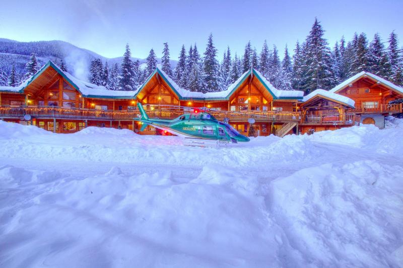 <p>Heli-Skiing-Anbieter wie Northern Escape betreiben eigene Lounges in den Bergen, von denen aus die Hubschrauber zu den Gipfeln starten.</p>