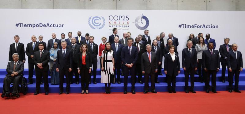 <p>Pedro Sanchez (M.), amtierender Ministerpräsident von Spanien, und Antonio Guterres (5.v.r), UN-Generalsekretär, posieren für ein Foto mit anderen Vertretern, die an der 25. UN-Klimakonferenz in Madrid teilnehmen. Heute beginnt mit Delegierten aus 196 Staaten offiziell die zweiwöchige internationale Klimakonferenz.</p>