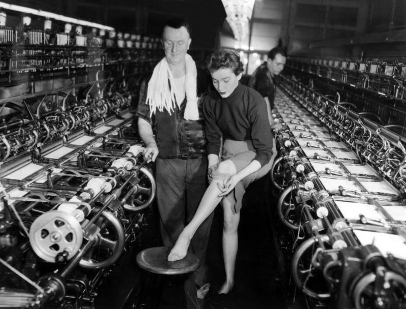 <p>1953: Hier wird das erste Paar Strümpfe, das mit den neuen Maschinen hergestellt wurde, begutachtet. Ein bekanntes westdeutsches Strumpfwerk bringt den feinsten bisher in Deutschland hergestellten Perlon-Strumpf auf den Markt.</p>