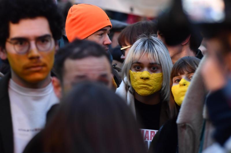 <p>Demonstranten der VRT haben sich das Gesicht fast komplett mit gelber Farbe angemalt.</p>