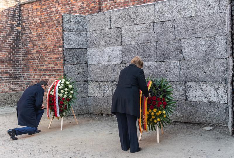 <p>Merkel und Morawiecki, Ministerpräsident von Polen, bei einer Kranzniederlegung an der Todesmauer im ehemaligen deutschen Konzentrationslager Auschwitz.</p>