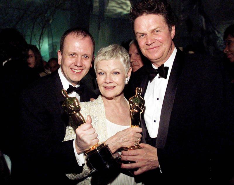 <p>Los Angeles (1999): Der Produzent David Parfitt (l.-r.), Schauspielerin Judi Dench und Regisseur John Madden feiern ihren Oscar-Gewinn für den Film „Shakespeare in Love“ beim Governor's Ball bei der 71. Oscar-Verleihung.</p>