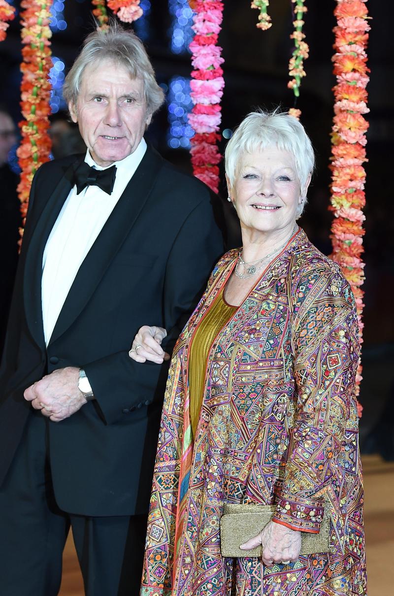 <p>London (2015): Die britische Schauspielerin Judi Dench und ihr Ehemann Davil Mills kommen zur Premiere des Films „The Second Best Exotic Marigold Hotel“.</p>