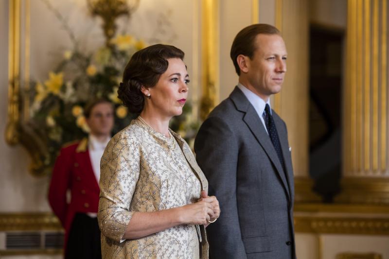 <p>In der Filmszene der Netflix-Serie „The Crown“ der 3. Staffel steht Olivia Colman, Schauspielerin, in der Rolle der Queen Elizabeth II. neben Tobias Menzies, Schauspieler, als Prinz Philip.</p>