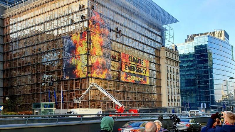 <p>Ein zweiter Blick auf das EU-Ratsgebäude am Donnerstagmorgen – hier ist deutlich das Transparent mit der Aufschrift „Climate emergency“ zu sehen.</p>